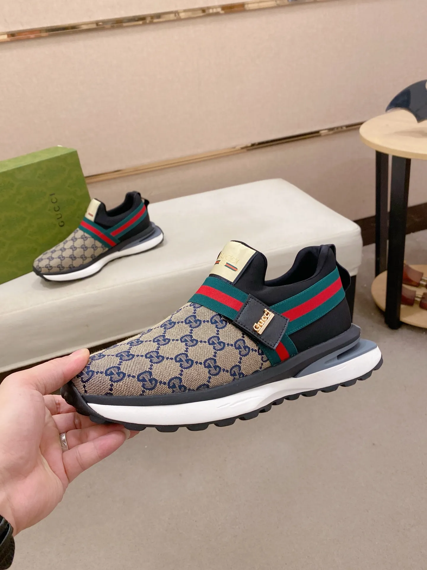 Factory price: 462💰 (GUCCI) The latest 🎁🎁casual and fashionable men's shoes👟 from the official website, hot style 💥 style is simple and elegant, exclusive for trendy men. Unique latest brand elements from the official website 👑original decoration, fashionable and generous, original fabric ✅breathable stretch cloth lining, official website designated wear-resistant casual outsole, classic model taken at the counter in kind🎬38-44 (45 is not returnable and non-refundable)